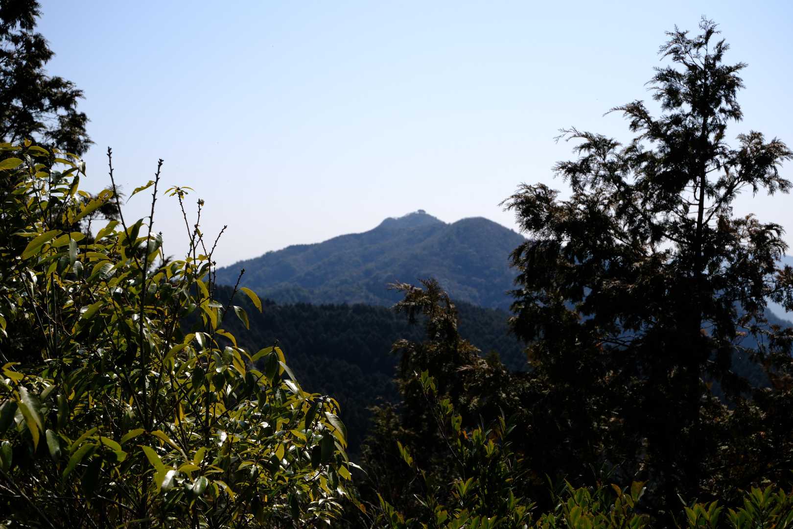 正面に琴石山