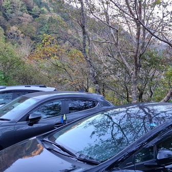 6:45時点で上の方の駐車スペースは満車。さすが人気のルートです。神坂峠看板付近のスペースにかろうじて停められました。