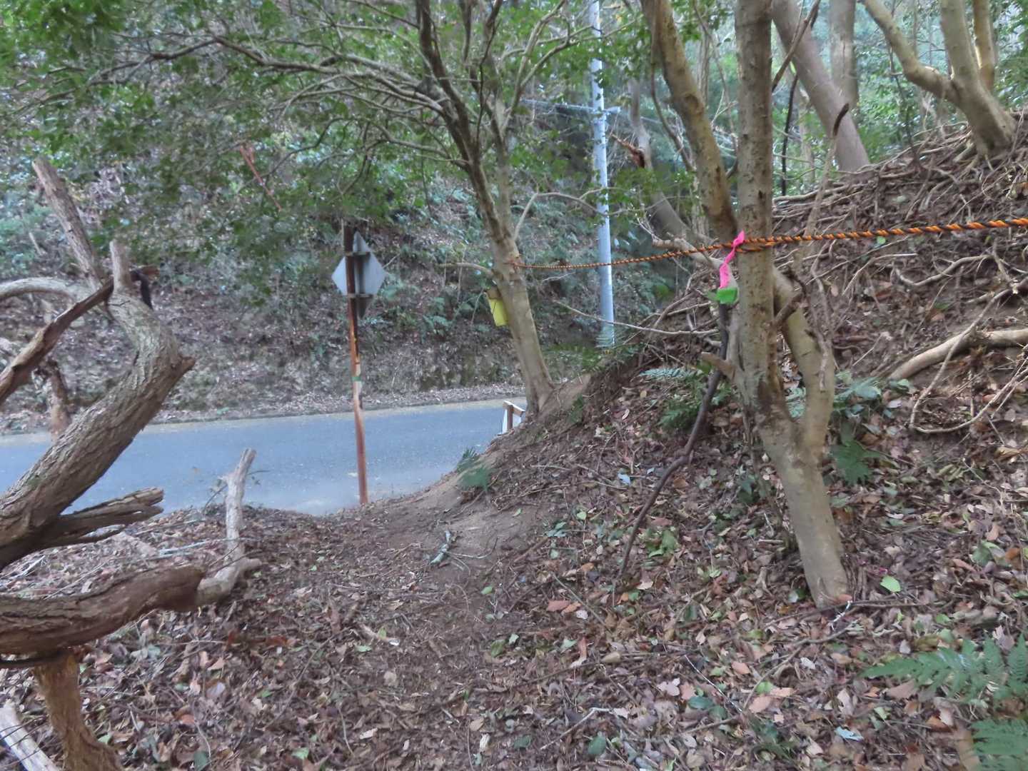ん、もう舗装路出てしまいました。
お昼食べ損ねました💧‬

途中うどん屋あったら寄る？🤔
コンビニで充電機買う？🤔

(→→ どちらもありませんでした)