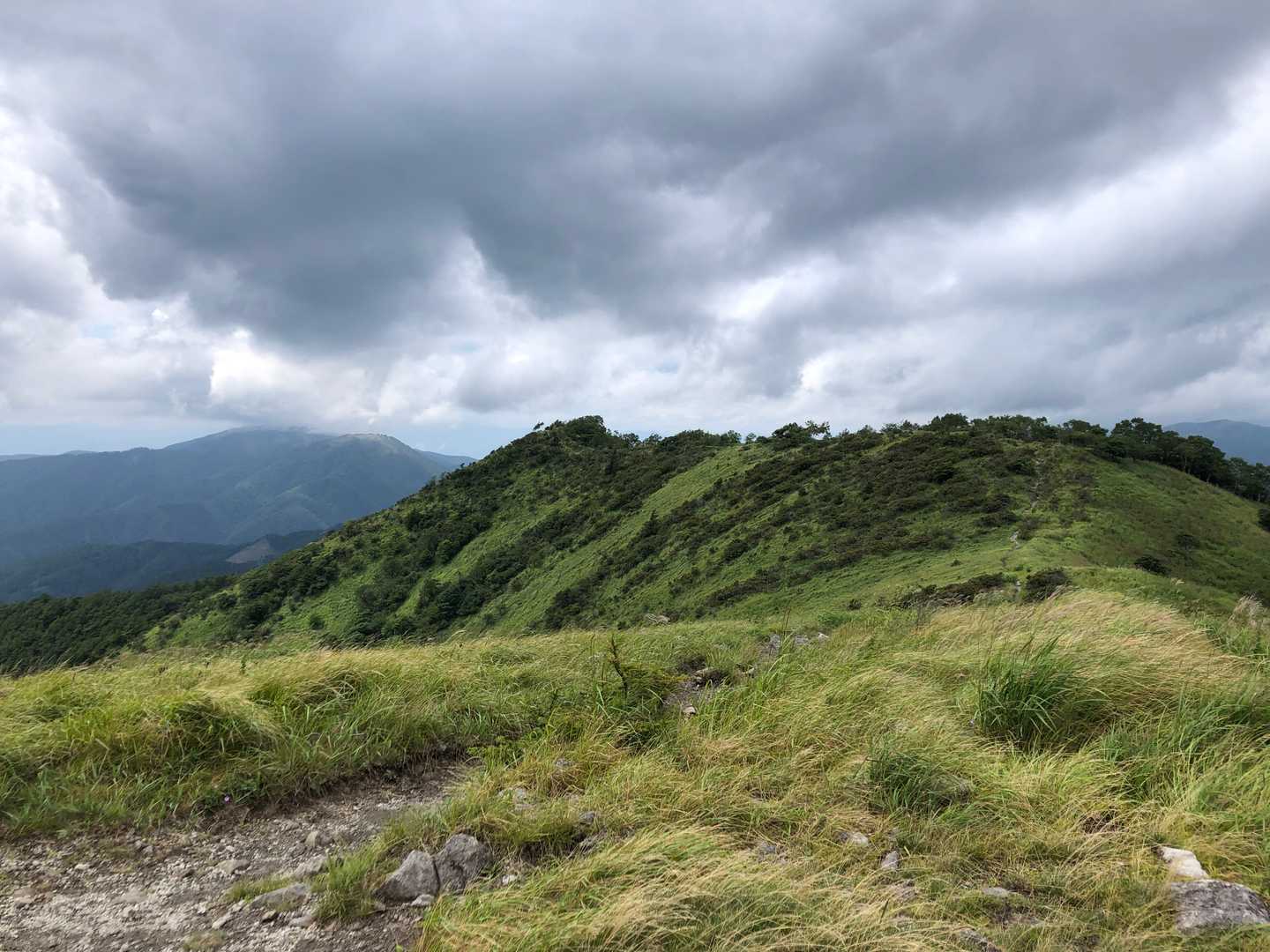 先端の鷲ヶ峰山頂へ向かう