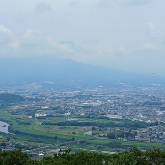 大嵐山からの富士山。愛鷹山系もガスってますね。狩野川の最下流の辺りまで歩く事になるのか。