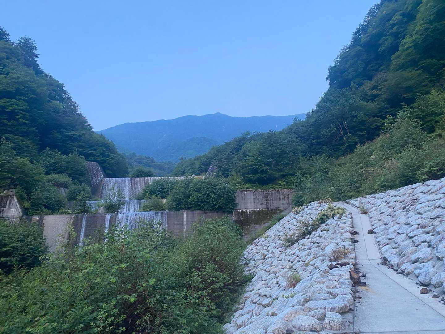 目の前に見えるは観音岳、薬師岳〜