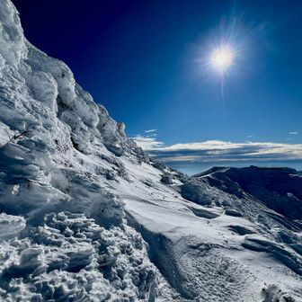 鉄山のトラバース。カチカチに凍ると怖いエリア。