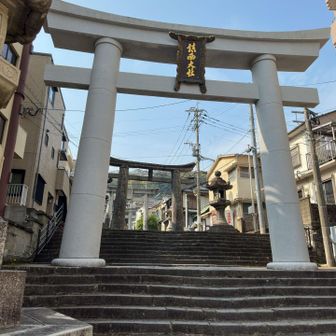 諏訪神社の鳥居をくぐって、ちょい先で右折