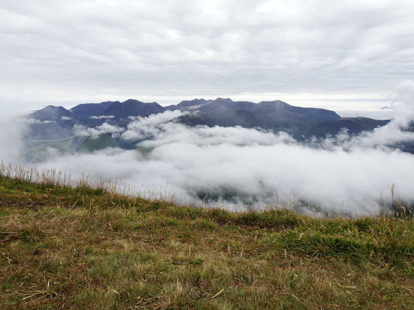 九重連山を望む、雲がわいてきた。