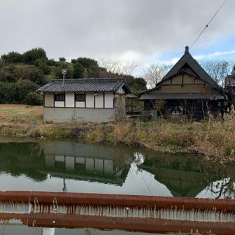 古墳の上に家🏠が建っています
人が住んでいて、生活をされているみたいです
SNSで話題になりました