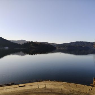 芦ノ湖の湖面は風がなく鏡のようです。