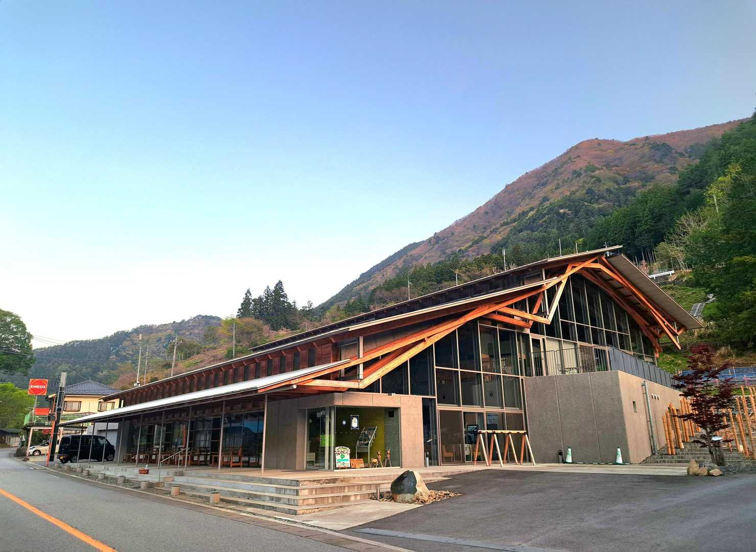 道の駅たばやまよりスタート🥾

しばらく青梅街道歩き🚶‍♂️🚶🚶‍♀️

ガラス張りのお洒落な建物と思ったら、２年前にリニューアルされた丹波山村役場でした✨