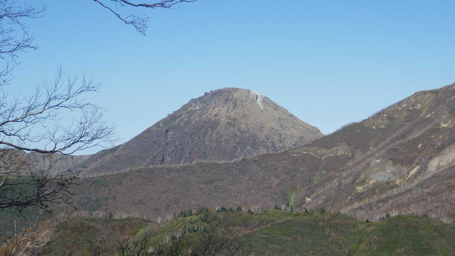 こっちは新潟焼山。丸い。