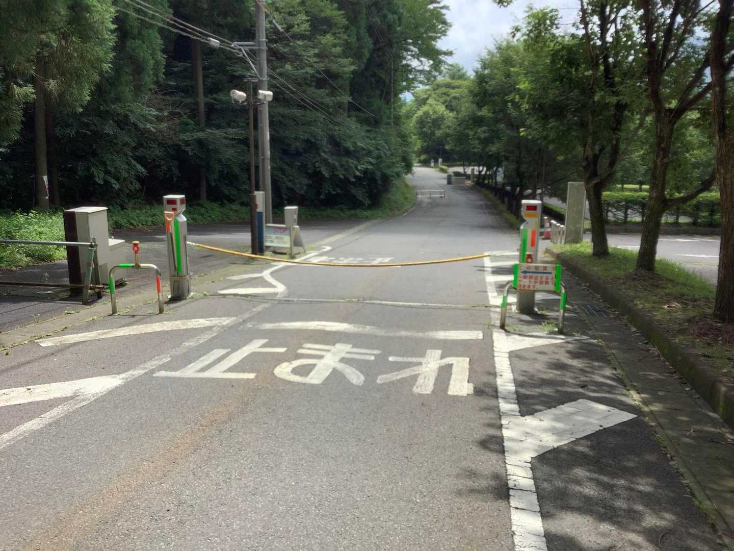 駐車場そばのゲートまで戻ってきました。結局今日は5、6人の登山者とすれ違う程度で、少し虫には悩まされましたが、静かな山歩きを充分楽しむことができました。