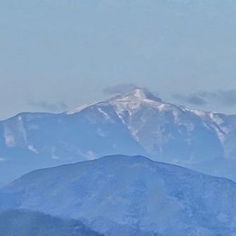 皿ヶ嶺から西には中津明神山　山頂が白い🎶☺️