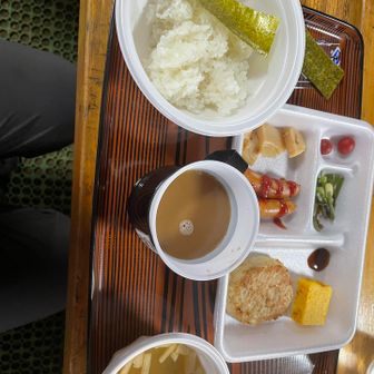 朝食ですね！普通に美味しいですし，寝床も十分広いです．

宿泊者さんたちは，流石にもう1グループほど，食事も1回転でおしまいの人数の少なさです💦