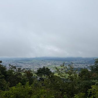 笹野山山頂から
雨予報の曇天ながら眺望あり