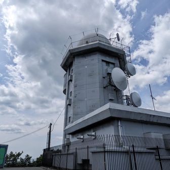 釈迦岳をあとにして、ちょっと下って登り返して普賢岳。こっちの方が1231mで釈迦岳より高いじゃん！って思ったらここはもう大分県でした。