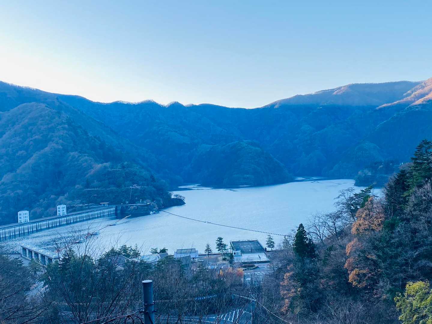アスミチ上がると奥多摩湖が見えました。