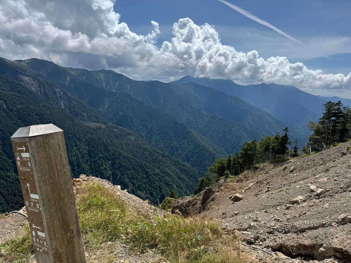 そして薊畑！！
この日の最高地。
南岳〜光までのズラリがくっきり。