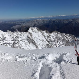雪のついた細い尾根。南北に入り組んでるのがいいです