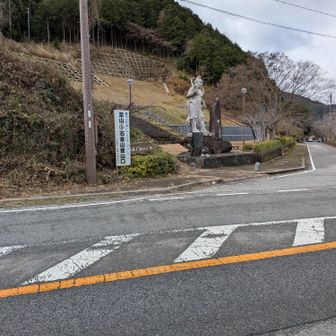 仁王像右の道へ〜至山トレッキングコースと書いてある