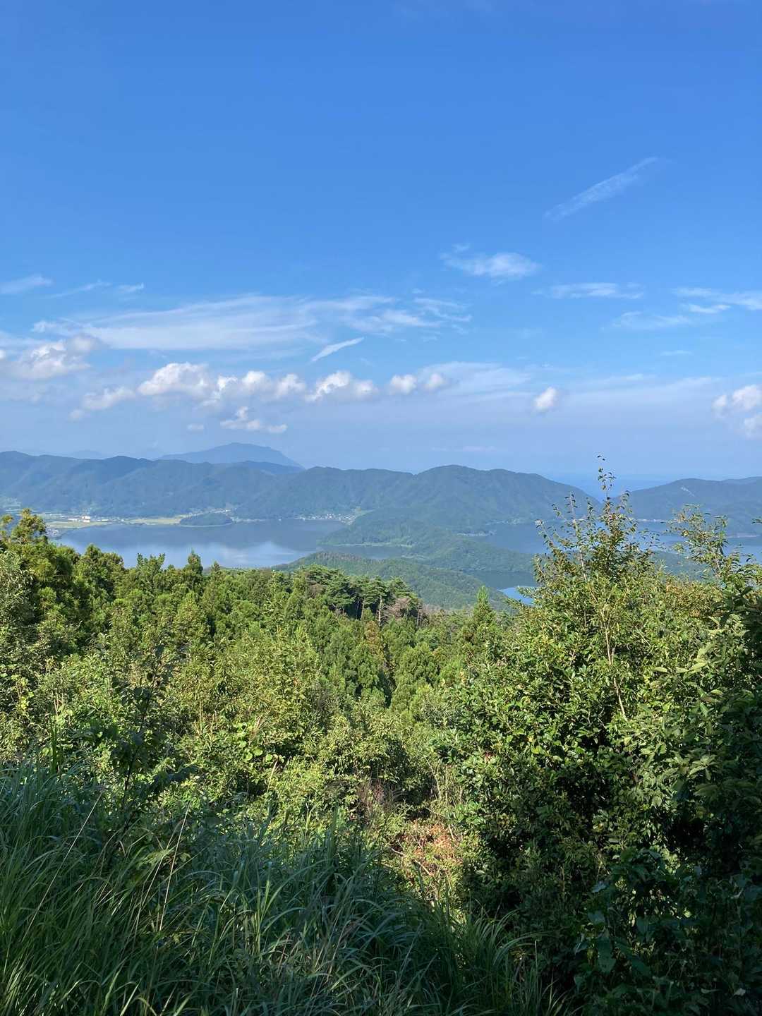 三方湖や菅湖、水月湖が一望できます。