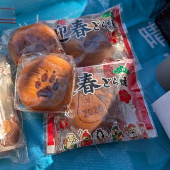 さて休憩で正月らしいことしないと正月と言うことを忘れそうなお山
山友さんが持ってきてくれた三峯神社の肉球饅頭と午どら焼きであんこパワー補給