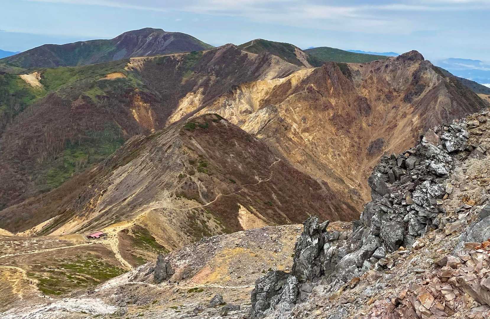 茶臼岳 山頂手前からの眺め

峰の茶屋の分岐点と朝日岳方面への道、茶臼岳の登り坂がよく見える〜