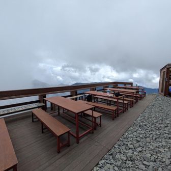 北穂高岳小屋🛖の展望スペース。ガスって何も見えない。