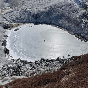ですが、頑張って登った天狗ヶ城から見える御池は1番美しいと山頂にいらっしゃった方に教えて頂きました😍
ホントだ良く見えてキレイ‼️
御池はバキバキに凍ってるけど〜〜🧊