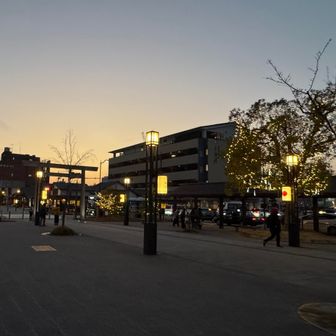 日が落ちて伊勢市駅前はライトアップ