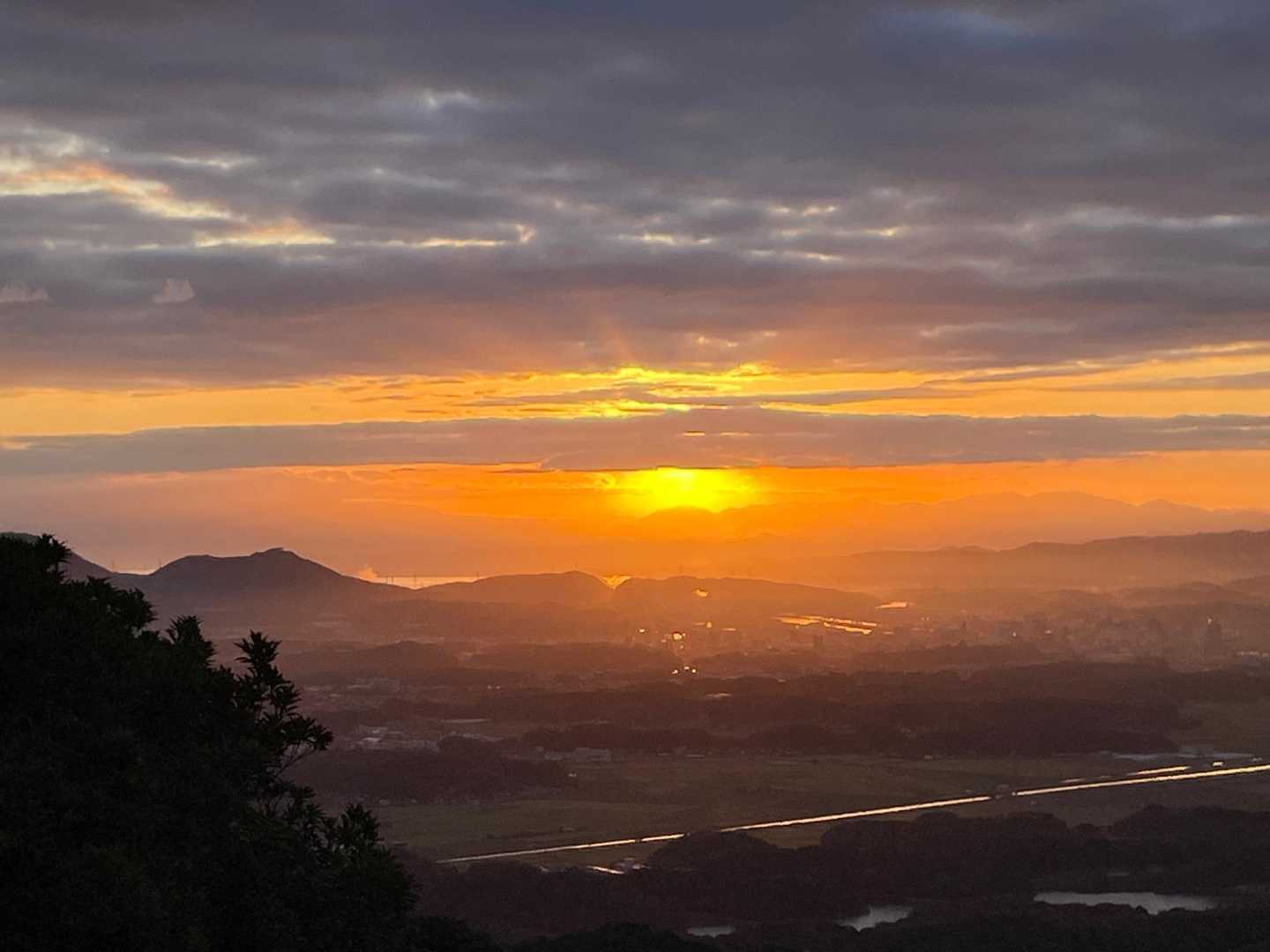 左のピークは嵩山と和久羅山。