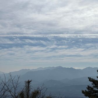 左が大山　丹沢あって　右の蛭ヶ岳には積雪ありと教えてもらいました❄️
