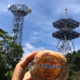 お昼にします。五目炊き込みオニギリ