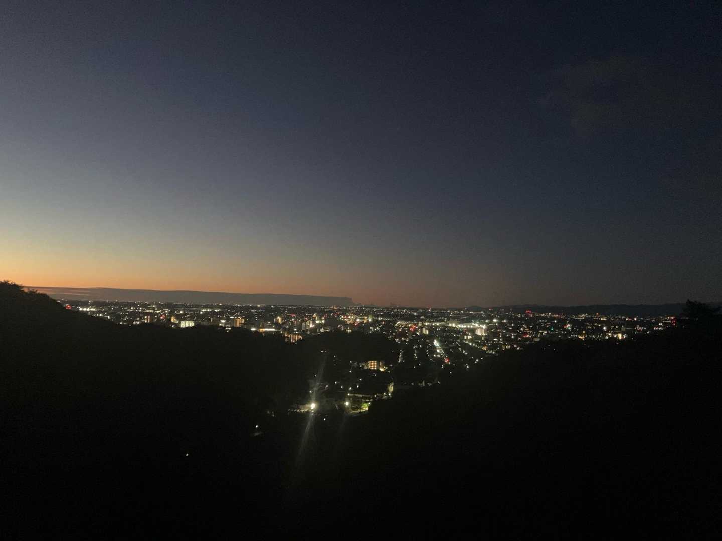 大晦日の日、ちょっと遅い出発だったと思ったので少し早めに登山開始🥾
夜景🌃が綺麗✨
空が少しオレンジ色になってきた。