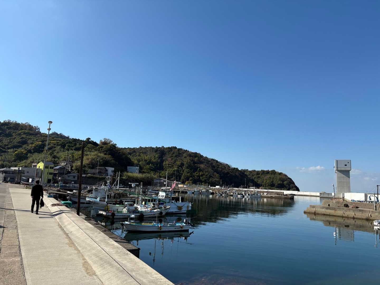 穏やかな沼島漁港。潮の香りが良い感じ🥰