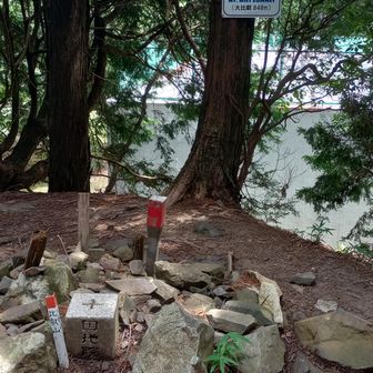 6つ目の四明岳も横通過して、比叡山ドライブウエイ駐車場で4時間前。一応一番山頂っぽい所で昼食後、7つ目の大比叡で目標達成。