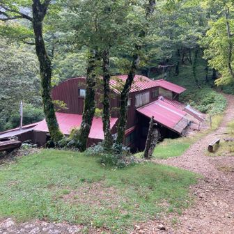 稲村ヶ岳山荘に到着
トイレ休憩します。