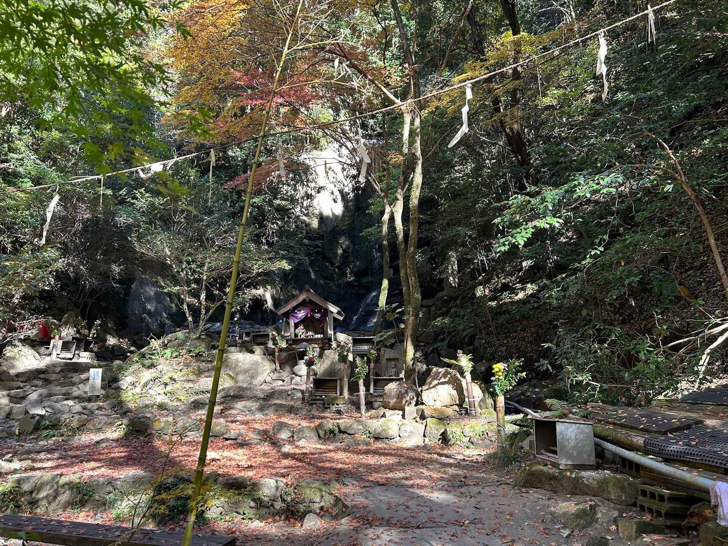 巨石に囲まれた素晴らしい瀧です。
巨石に彫られた磨崖仏が少し気になります。