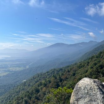 真ん中は蓬莱山。琵琶湖バレイです