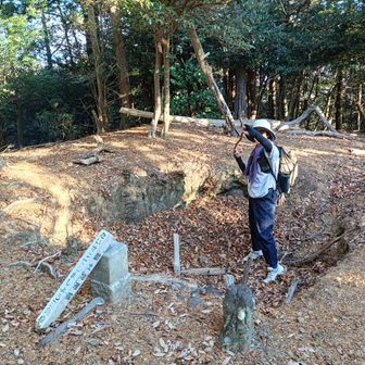 穴の大きさ比較で砲台ポーズの猫ちん🐈‍⬛ ͗