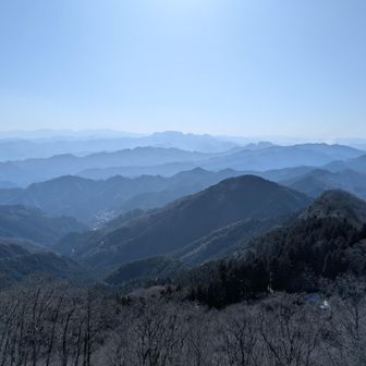 両神山方向
栃木群馬方面は木に隠れ気味で、360度の展望ではありませんでした