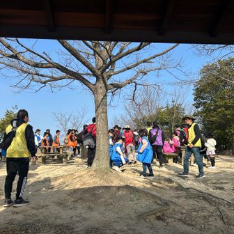 山頂は小学生で賑やかでした