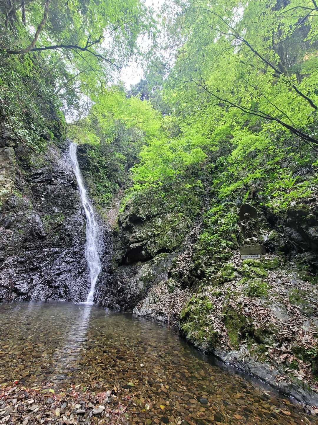 滝～✨　ミニ洞窟もおもしろい！