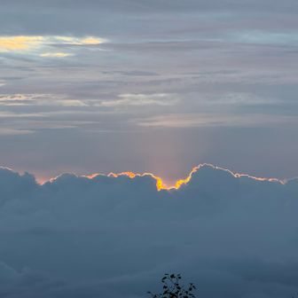 日の出🌅で雲が焼けた様に