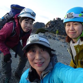 前日の毎バスから南岳新道、南岳小屋のお部屋(槍ヶ岳部屋)も一緒だった強者女子2人と記念撮影。
