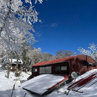 稲村ブルーが映える山荘