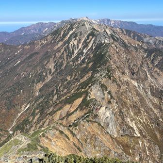 八峰キレット。見下ろせば、その険しさがよくわかる。
