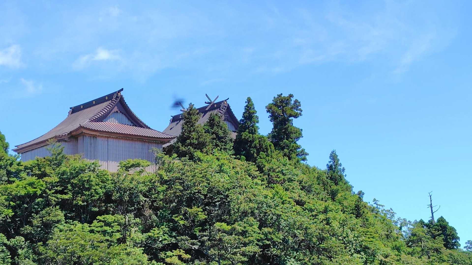 振り返って中岳上宮がそびえ立って居る