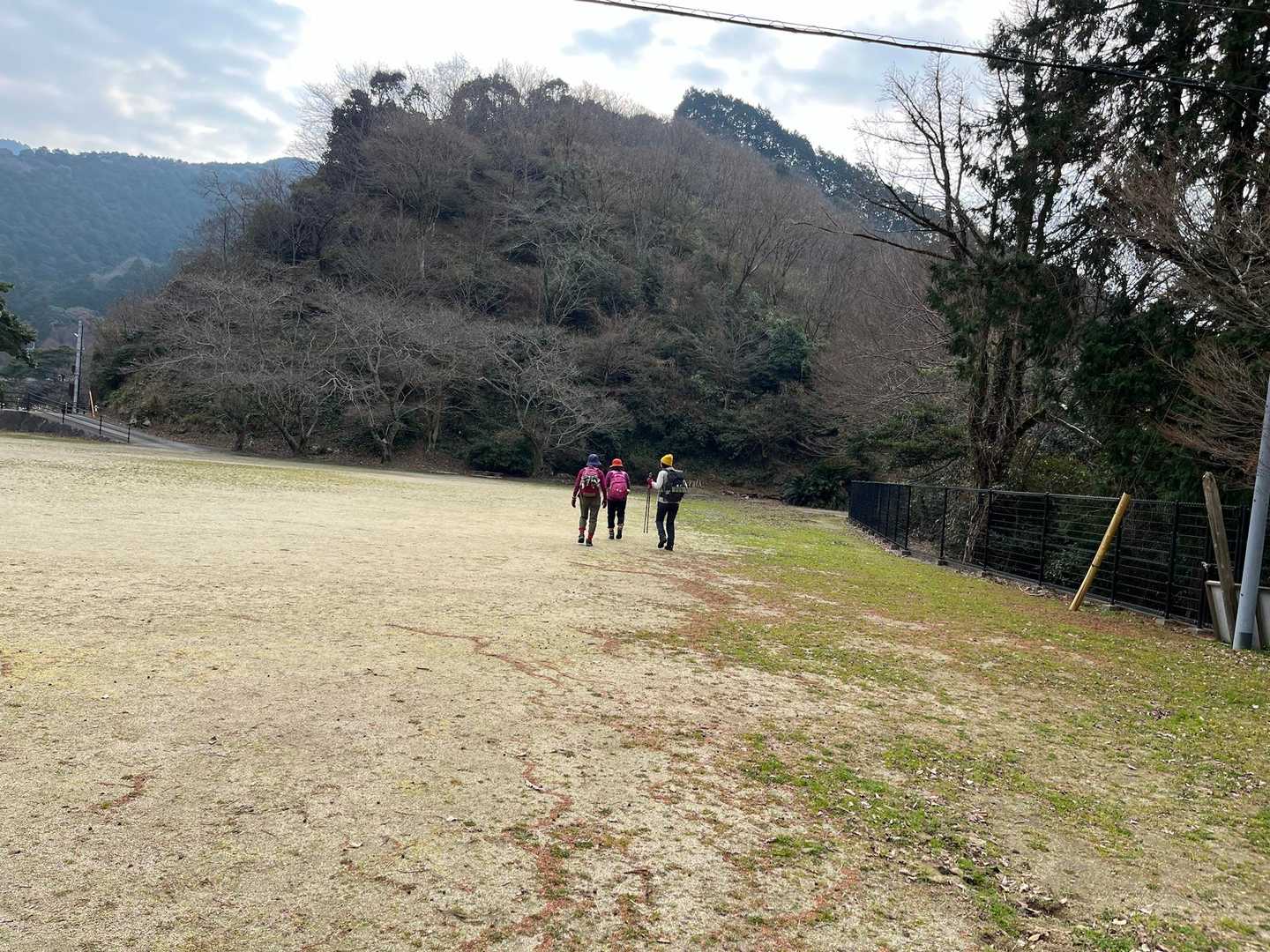 遠見山下山後、首羅山（白石山）へ向かいます。
公園の奥から上がります