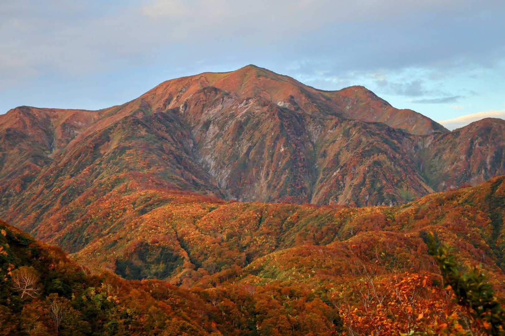 朝日を浴びた越駒⛰
オレンジ色に染まって美しい⛰