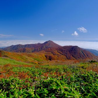 雲海をバックに経塚山と天竺山。