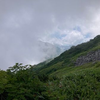 稜線に出ると剱岳方面はガスガス